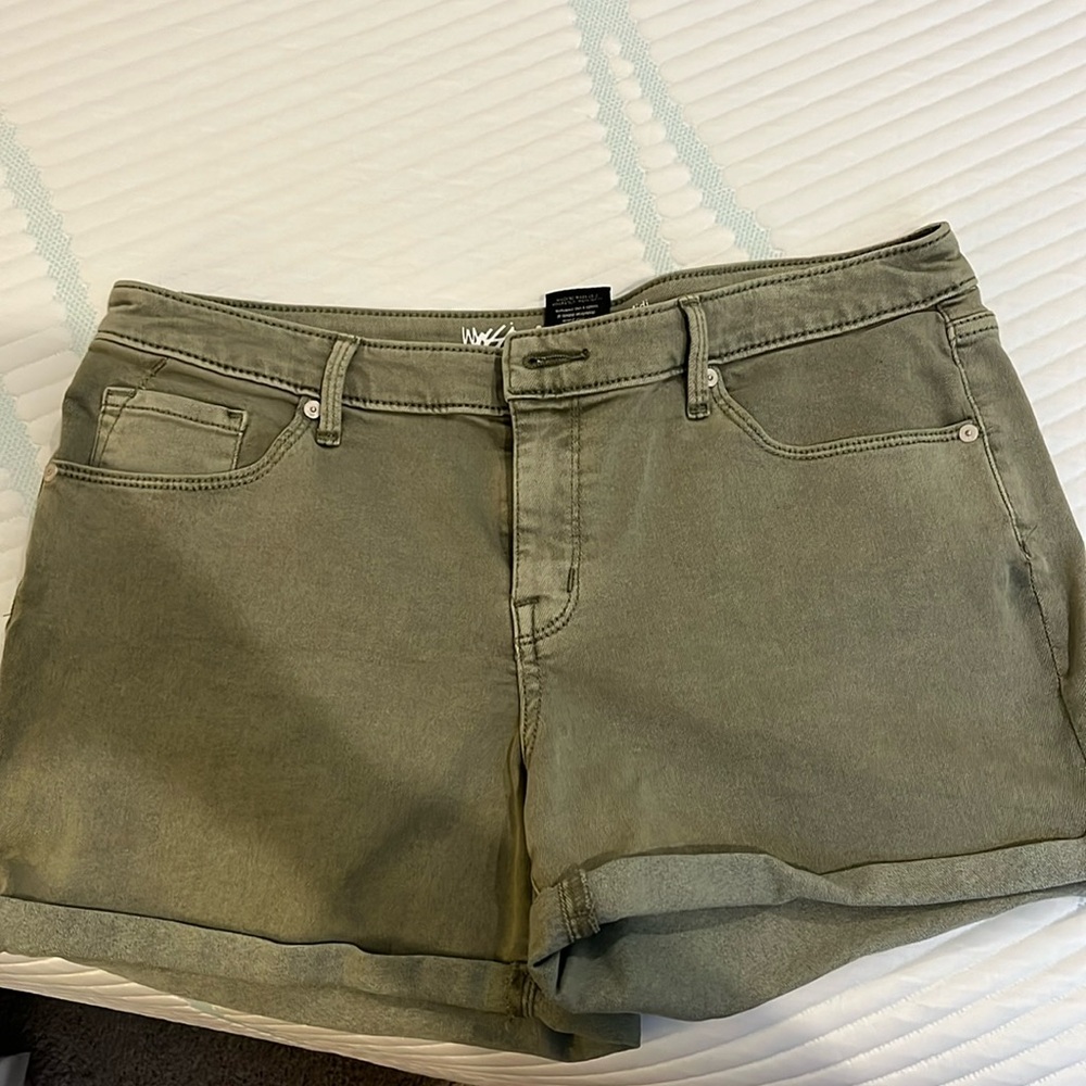 Olive green women’s shorts size 14. NWOT